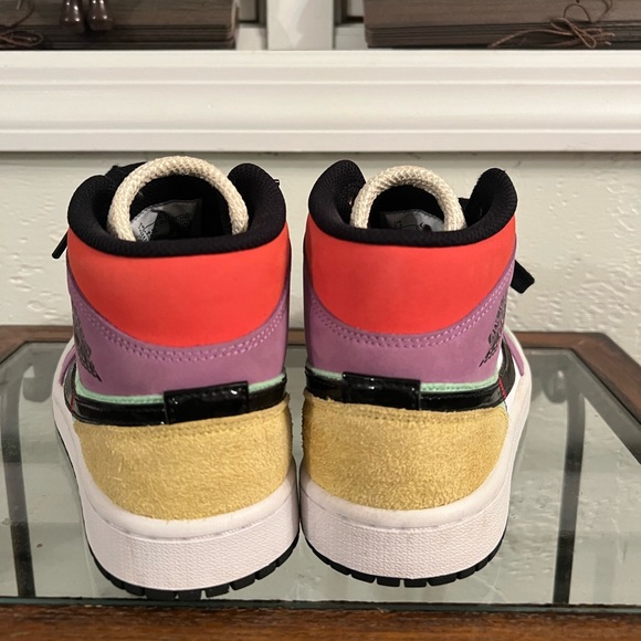 2020 Women’s Air Jordan 1 Mid SE ‘Lightbulb’ - Picture 5 of 7